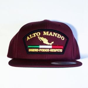 Gorra tipo Snapback con uno de nuestros lindos diseño Mexicano. Color *TINTO*